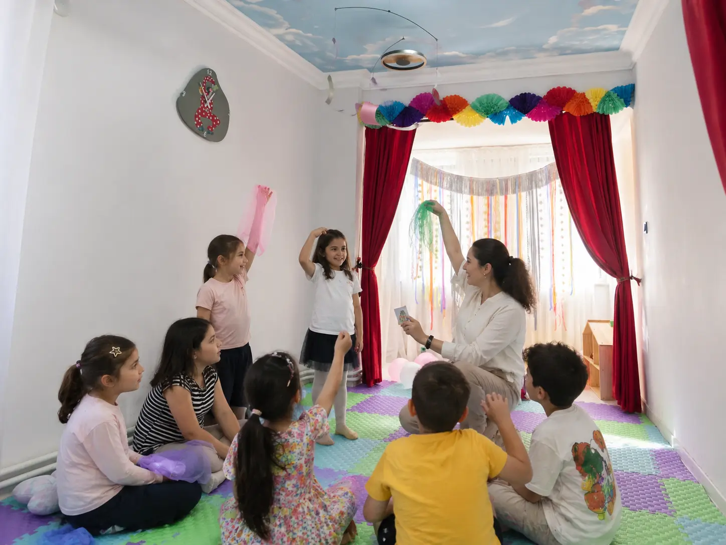 Yaratıcı drama oturumunda öğretmen eşliğinde çember çalışması yapan çocuklar