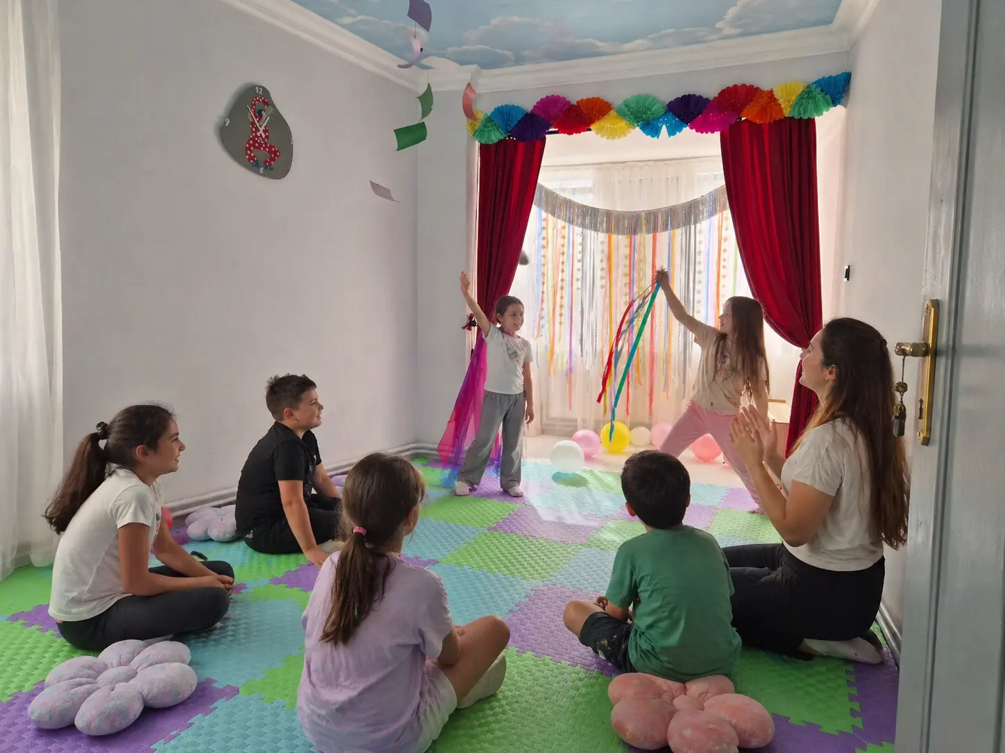 Çocukların kukla gösterisi yaptığı yaratıcı drama sahnesi